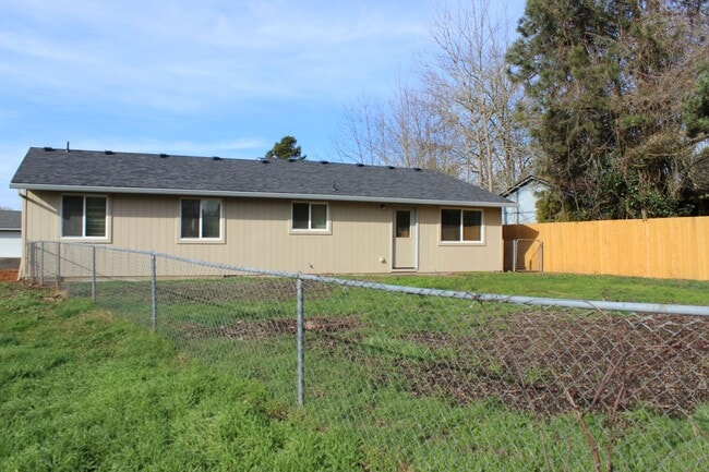 Building Photo - 3 bedroom 1 bath home in Hillsboro near Max line
