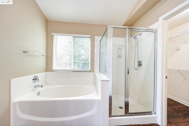 Building Photo - 220 Whispering Oaks Ct