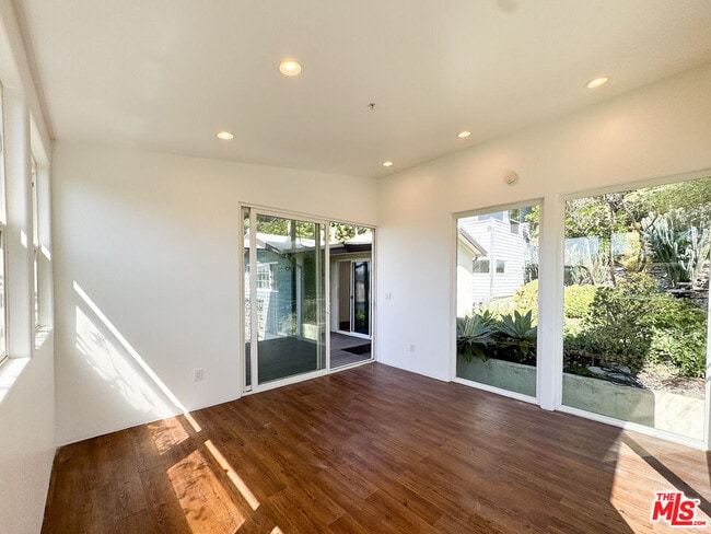 Building Photo - 3050 Knob Dr