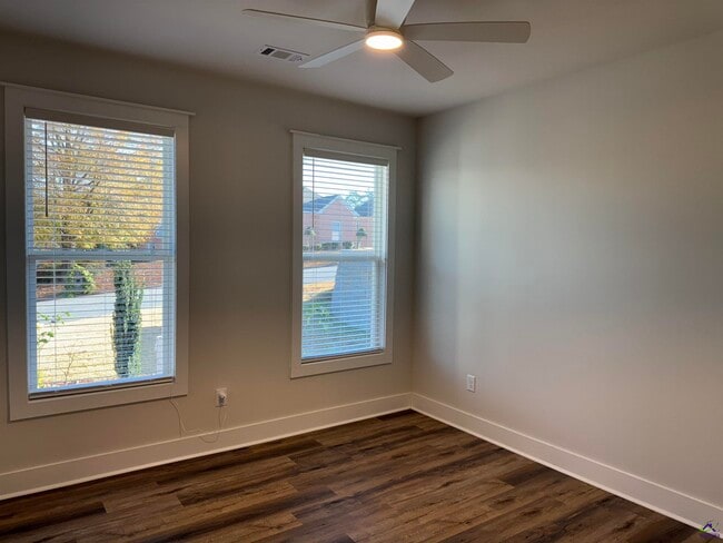 Building Photo - 405 Echo Ln