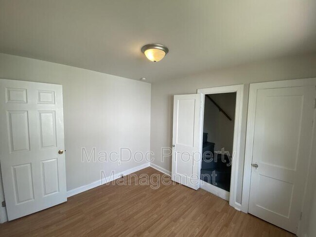 Building Photo - 119 Gibson St