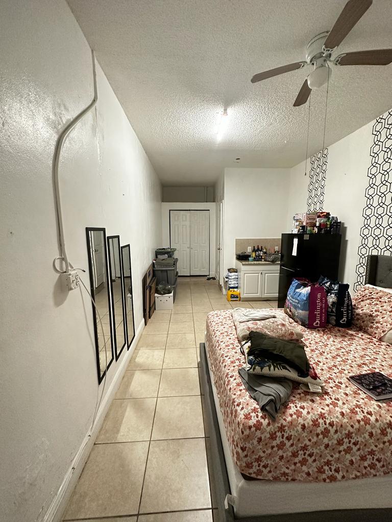 Building Photo - 760 W 76th St