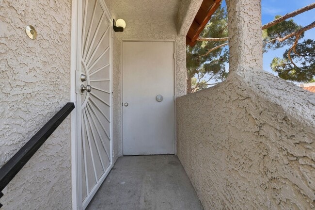 Building Photo - Upgraded 2 bedroom 2 bath upstairs condo