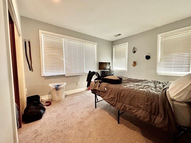 Building Photo - Rainbow Townhomes