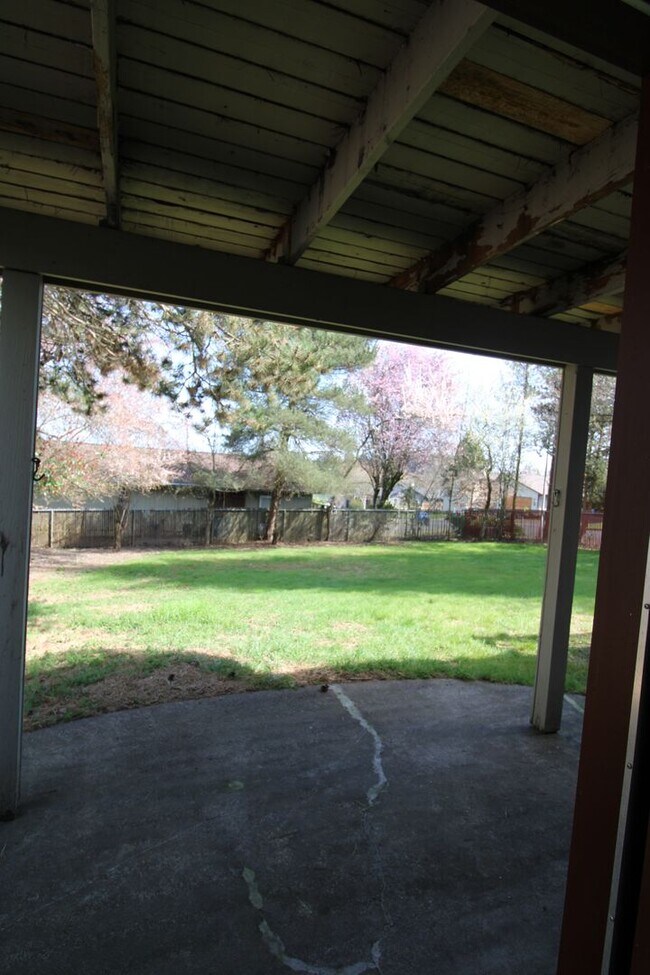 Building Photo - SPACIOUS 3+ BEDROOM SALMON CREEK/MOUNT VISTA MULTI-LEVEL HOME WITH LARGE FENCED YARD!