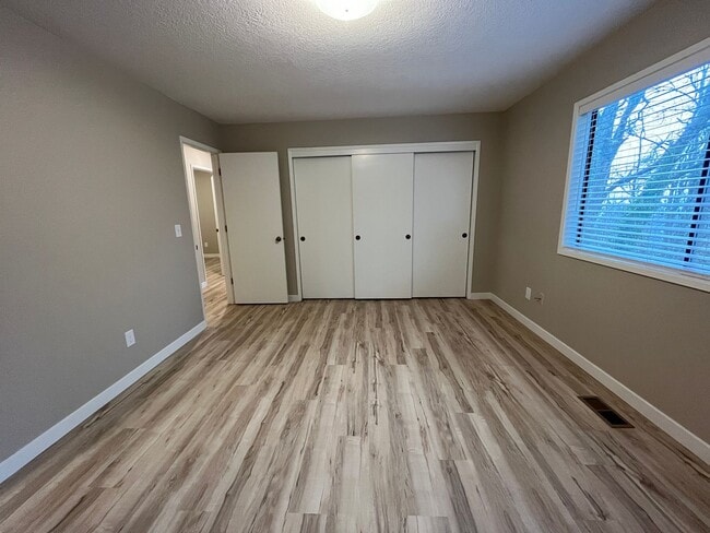 Building Photo - Spacious lower unit in refurbished duplex