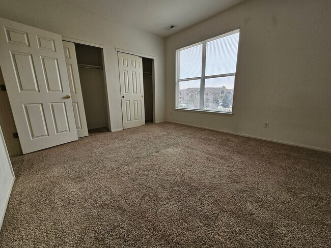 Building Photo - Awesome Aurora Top Floor 2 Bed 2 Bath Cond...