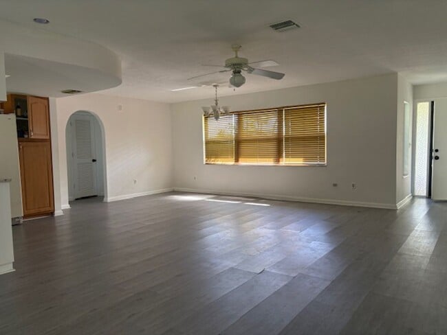 Building Photo - ***SPECIAL - TWO WEEKS FREE*** Charming 2-...