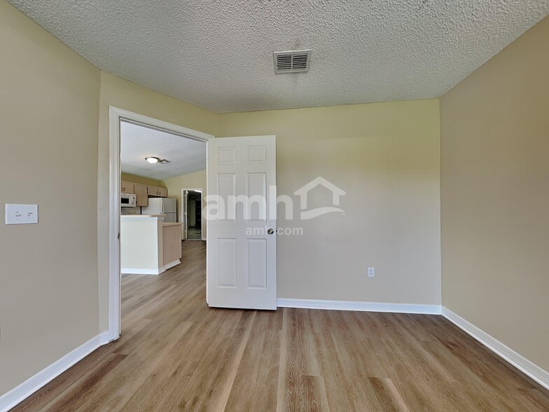 Building Photo - 300 Miami Pl