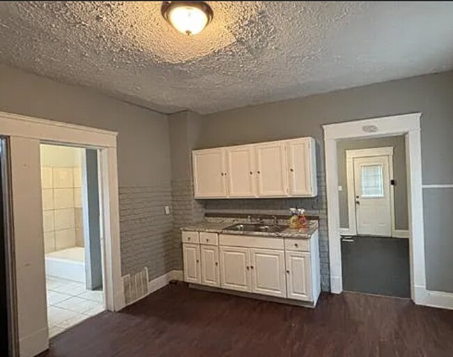 Building Photo - Charming 4-Bedroom Property in Prime Location