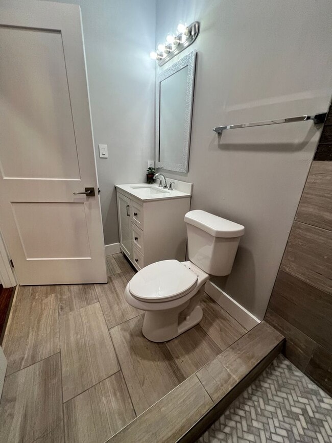 Building Photo - 6 Bedroom in Fort Sanders w/ Ensuite Bathr...