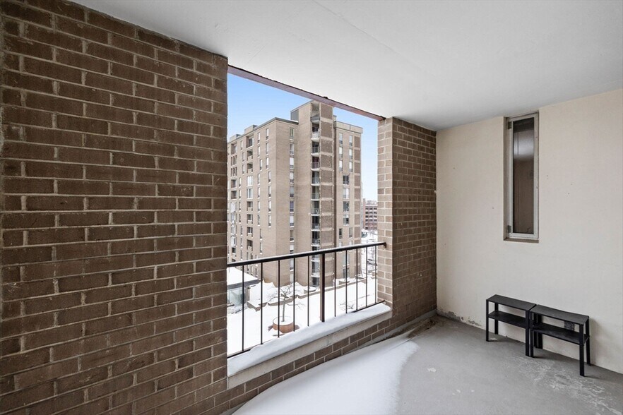 Building Photo - 33 Pond Ave