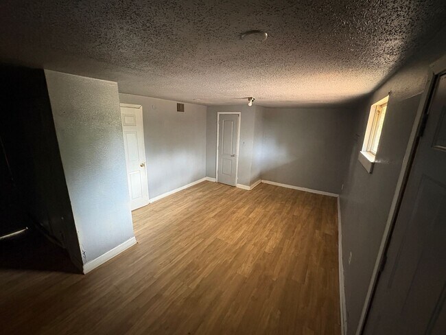 Building Photo - 3057 Amherst St