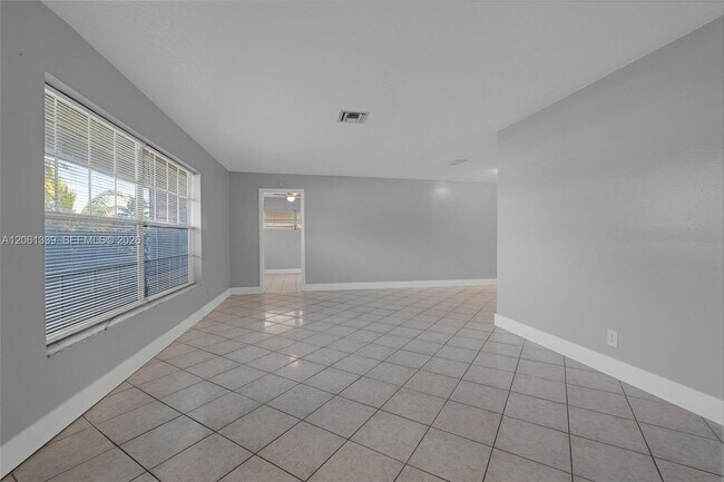 Building Photo - 2641 NW 44th Ave