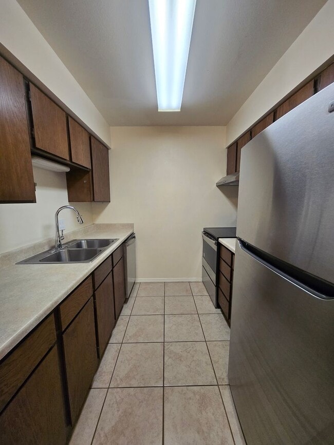 Building Photo - Charming 2 bedroom, 2  bath townhome in desirable area near a Golf Course & a greenspace. Two pat...