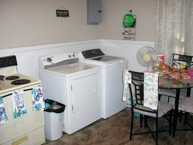 Building Photo - 1584 Collegeview Dr