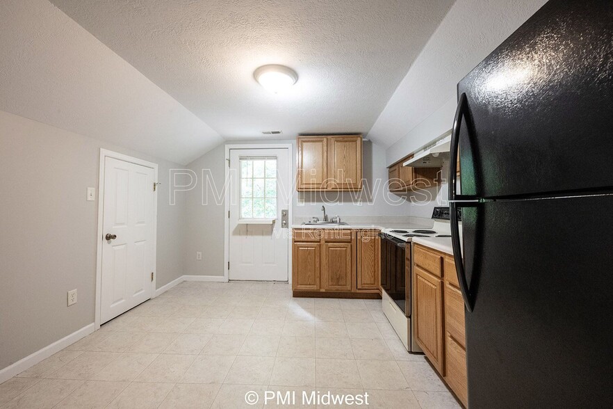 Building Photo - 395 E Main St