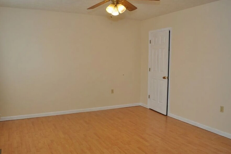Building Photo - 689 Stonewall Dr