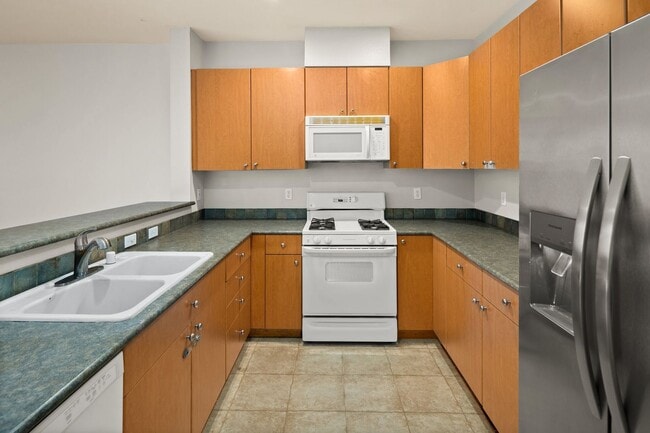 Building Photo - Spacious 3 bed Townhome