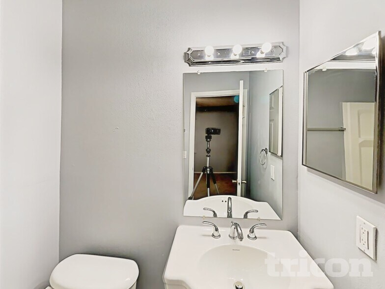 Building Photo - 1913 Hudson Ct