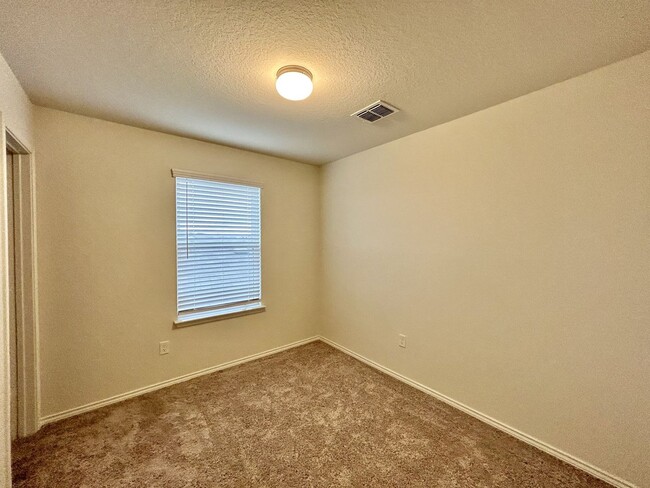 Building Photo - $300 OFF 1ST MONTH RENT IF YOU MOVE IN WIT...