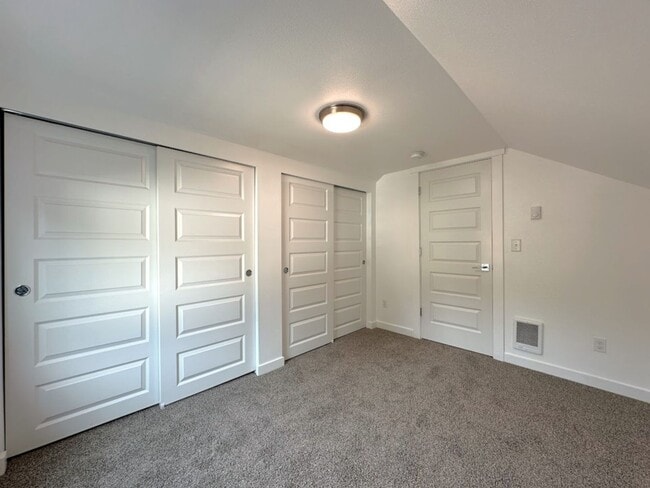 Building Photo - Modern & Stylish 4 Bed, 2.5 Bath Remodel!