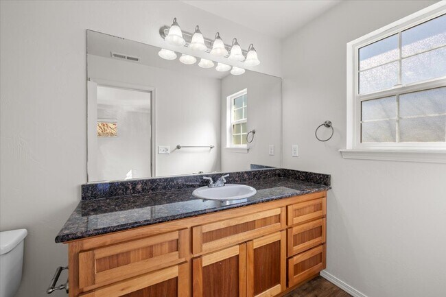 Building Photo - 2350 Finch Ln