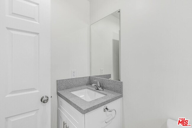 Building Photo - 1409 N Hobart Blvd