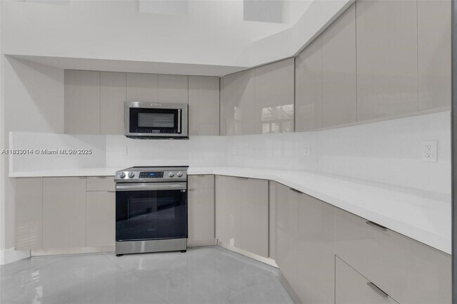 Building Photo - 2553 Bay Pointe Dr