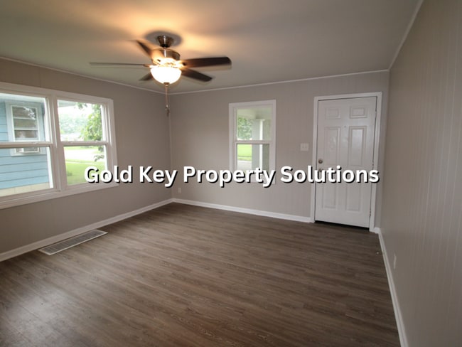Building Photo - Updated 2 BR 1 BA House with Central Air and Garage (SECTION 8 APPROVED)