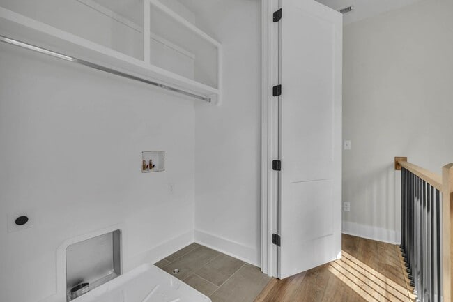 Building Photo - 425 Veritas St