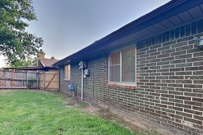 Building Photo - 640 N Markwell Ave