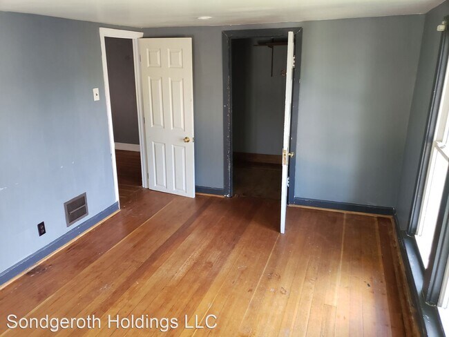 Building Photo - 2 br, 1 bath House - 404 4th St.