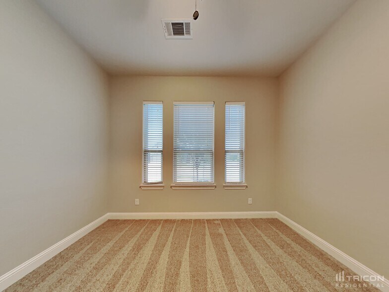 Building Photo - 11344 Live Oak Creek Dr