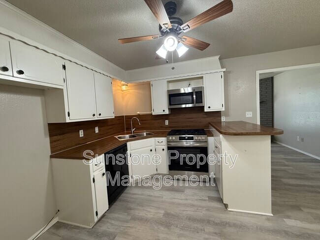 Building Photo - 308 W Austin St