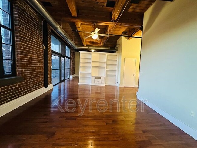 Building Photo - 1060 Worlds Fair Park Dr