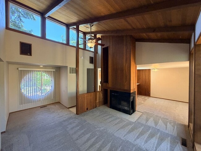 Building Photo - 1545 Distinctive Ct S