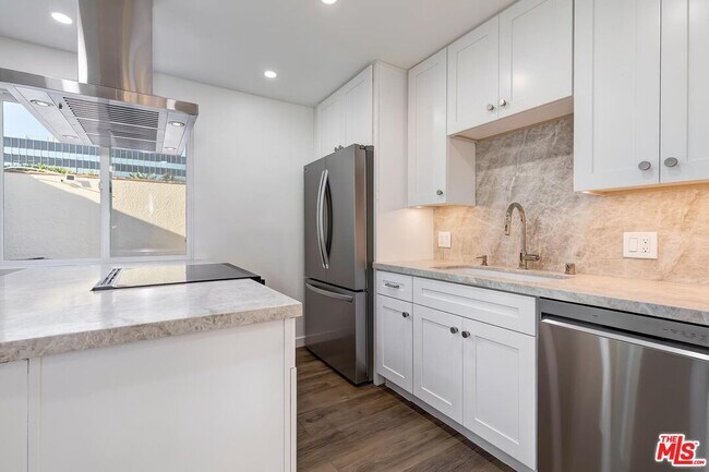 Building Photo - 144 S La Peer Dr