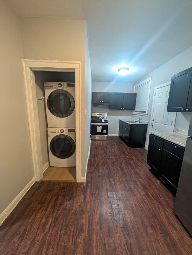 Building Photo - 1020 W 68th St