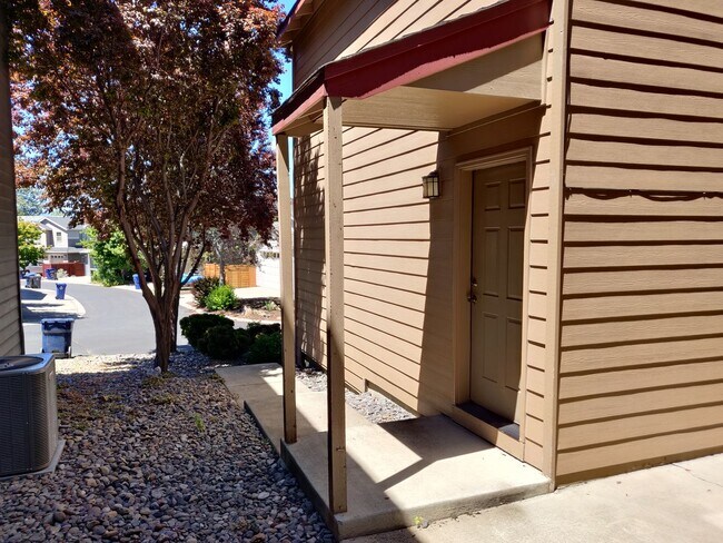 Building Photo - 331 NW Flagline Dr