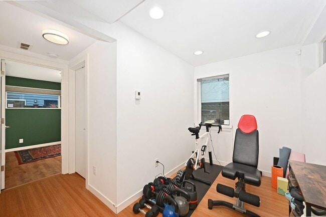 Building Photo - Ballard Townhouse - In Unit Washer/Dryer, Rooftop Deck