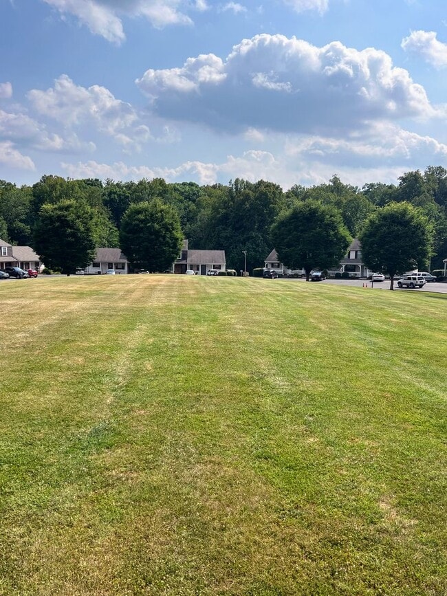 Building Photo - 3 Bedroom Townhome in Forest