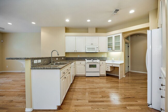 Building Photo - Alder Creek Estates Home available**Gated Community**Minutes from Rogue Regional Medical Center o...