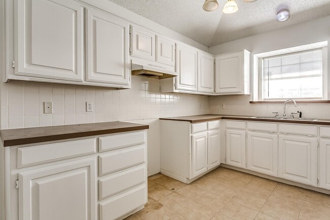 Building Photo - Cute 3 Bedroom 2 Bath 2 Car Garage One Sid...