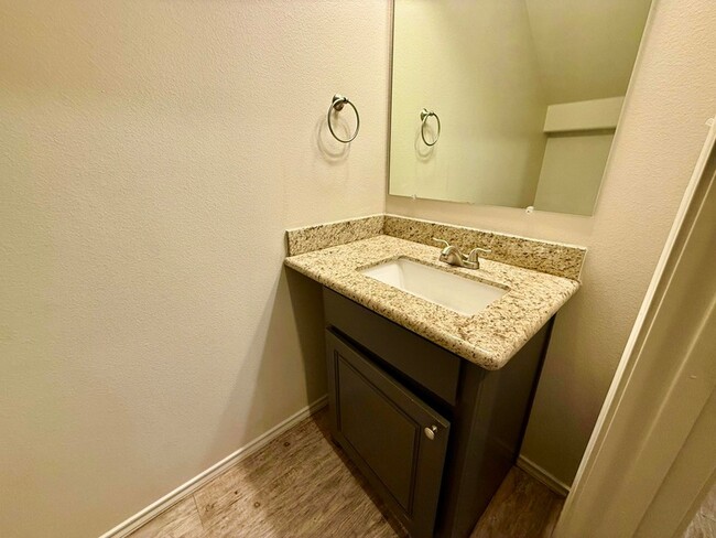 Building Photo - 909 Manchester Ct