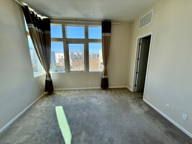 Building Photo - 4BD/3.5B Home in Dublin's Boulevard Community, a Stone's Throw Away From Persimmon and Hacienda!