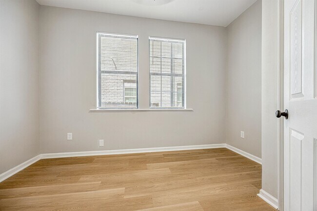 Building Photo - 2395 Forest Ave