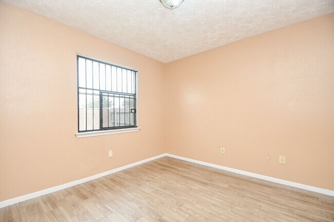 Building Photo - Nice duplex is back on the market