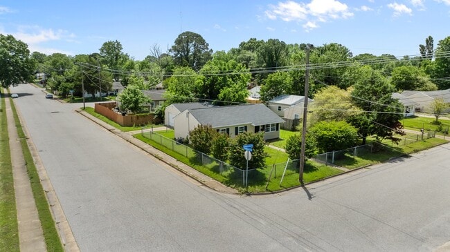 Building Photo - 2014 Somerville Dr