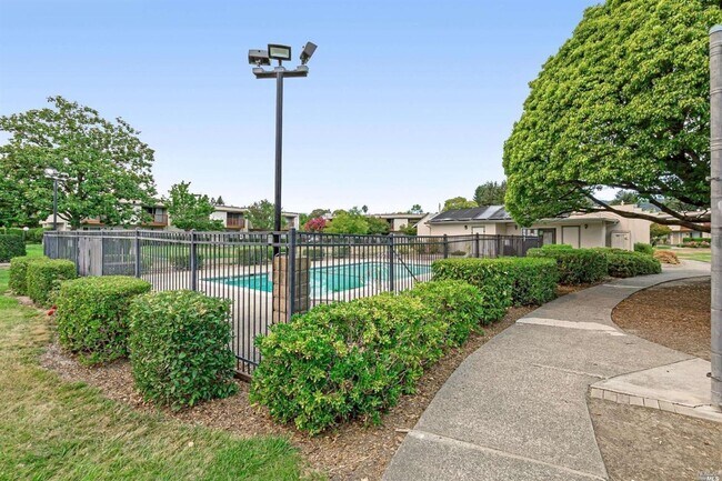 Building Photo - Spacious 2 bedroom, 1.5 bath condo in Ever...